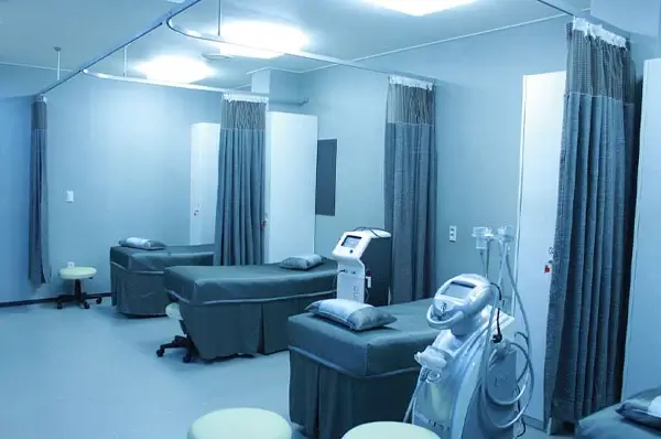 Imagem de hospital representando dedetização e limpeza de caixa d'água em hospitais.